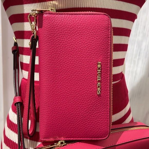 MICHAEL KORS LARGE FLAT MULTIFUNCTION PHONE CASE WALLET WRISTLET 
ELECTRIC PINK - Picture 4 of 16